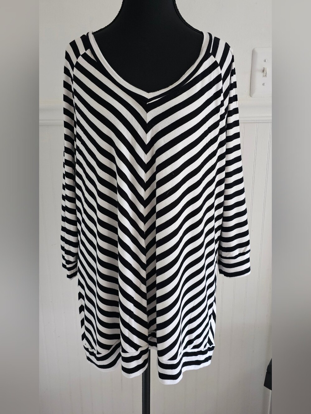American Rag Black & White Chevron Stripe V-Neck Tunic 2X